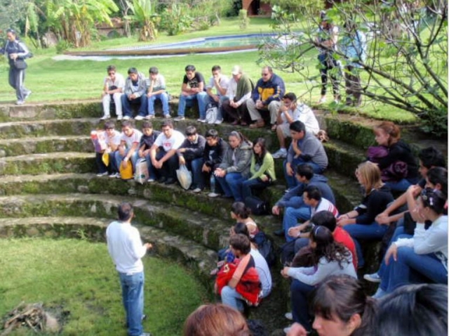  Walking tour 